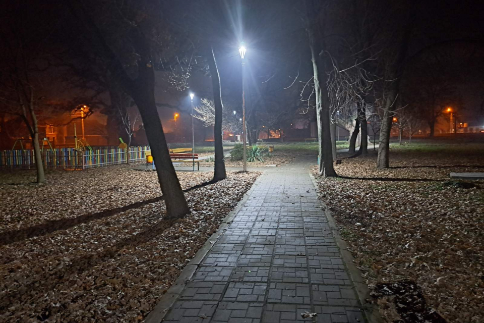Ново, енергоспестяващо LED осветление изгради Община в Сливен в парка в село Самуилово. Поставени са 25 осветителни тела с мощност по 30 вата, съобщиха...
